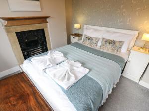 een slaapkamer met een bed met handdoeken erop bij The Old Forge in Haworth +24 foto's