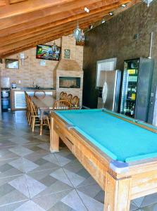 a pool table in a room with a bar at Estância Oliveira in Socorro