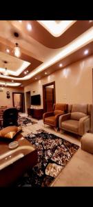 Una sala de estar con sofás y una alfombra grande. en المنصوره الدقهليه, en El Mansurá