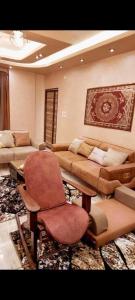 Una sala de estar con un sofá, una mesa y sillas. en المنصوره الدقهليه, en El Mansurá