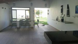 a living room with a dining room table and chairs at Suíte Santo in Santa Cruz Cabrália