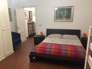 ein Schlafzimmer mit einem Bett mit einer bunten Decke in der Unterkunft B&B Filomena in Santa Giusta