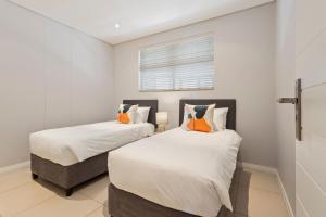 Postel nebo postele na pokoji v ubytování Stylish Umhlanga Rocks Stay - Balcony, Pool, Prime Location