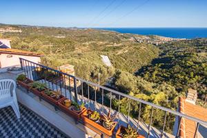 Un balcón de una casa con vista al mar. en Villa Villa Ida, en Lingueglietta