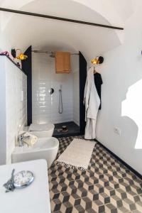 Un baño con un inodoro blanco y un lavabo. en Villa Villa Ida, en Lingueglietta