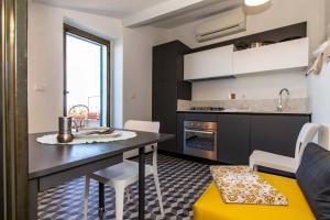 Una cocina con una mesa y sillas en una habitación. en Villa Villa Ida, en Lingueglietta 17 fotos más