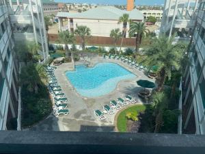 Una vista aérea de una piscina con tumbonas. en Casa Del Mar Galveston, en Galveston