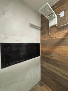 Μια τηλεόραση ή/και κέντρο ψυχαγωγίας στο Casa chalé de Praia em condomínio - São Luís +22 φωτογραφίες