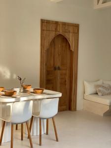 a room with a table and chairs and a couch at villa Noham canggu 5mn beach in Canggu