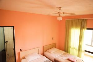 Postel nebo postele na pokoji v ubytování Haka Guesthouse