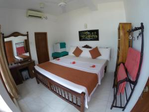 Tempat tidur dalam kamar di Royal Beach Hotel & Restaurant