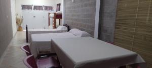 a row of hospital beds in a room at Dulce Sol Hospedaje in Gualeguaychú