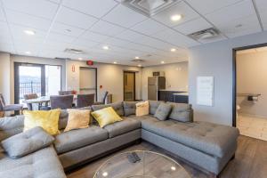 un soggiorno con un grande divano e una cucina di Steps 2 Everything! - KING Bed - Amazing Roof and Gym a Pittsburgh Altre 31 foto
