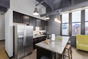 una cucina con frigorifero in acciaio inox e tavolo di Steps 2 Everything! - KING Bed - Amazing Roof and Gym a Pittsburgh
