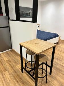 a table and a chair in a room with a bed at Magnifique appartement in Faverolles-sur-Cher +9 photos