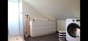 a laundry room with a washer and a washing machine at Leilighet i Stamsund, Lofoten in Rishaugen