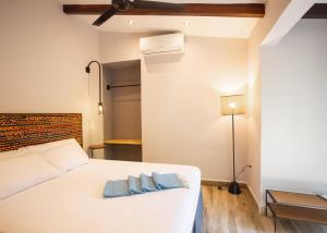 Rúm í herbergi á Paradiso Hostel