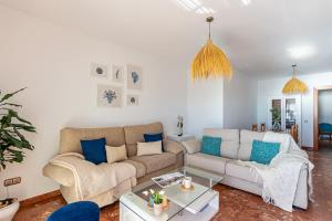 a living room with a couch and a table at Casa Mare Apartamento en primera línea de playa in Almuñécar