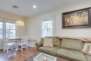 Χώρος καθιστικού στο Walk to Beach and Boardwalk Jersey Shore Cottage! +16 φωτογραφίες