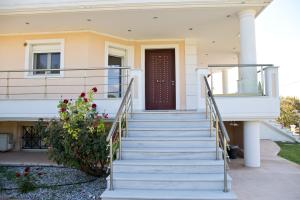 a white house with stairs and a door at Villa Eva στην περιοχή Ερέτρια in Eretria