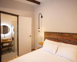 Rúm í herbergi á Paradiso Hostel