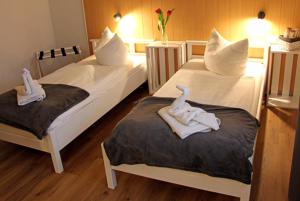 Postel nebo postele na pokoji v ubytování Gästehaus Lorz + 5 fotografií