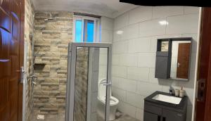Ένα μπάνιο στο Stylish Apt At Mbezi Beach