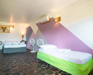 Rúm í herbergi á Paradiso Hostel