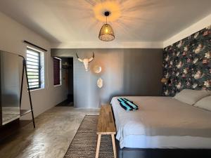 Voodi või voodid majutusasutuse Jayhden New Stay & Pool with Ocean View Curaçao toas