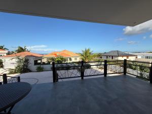Rõdu või terrass majutusasutuses Jayhden New Stay & Pool with Ocean View Curaçao