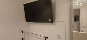 una TV a schermo piatto appesa a un muro di Abi's World - 23 Kilmartin Grove Green, Hollystown, Dublin 15 a Dublino