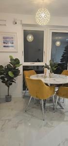 una sala da pranzo con tavolo e sedie bianchi di Abi's World - 23 Kilmartin Grove Green, Hollystown, Dublin 15 a Dublino