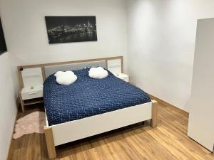 a bedroom with a bed with two white towels on it at Magnifique appartement in Faverolles-sur-Cher