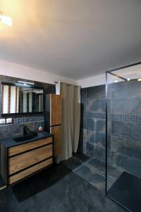 Ảnh trong thư viện ảnh của Charming historic gem with modern flair in Leynhac ở Leynhac