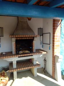 a model of a brick fireplace in a house at A pequena casa azul in Febres
