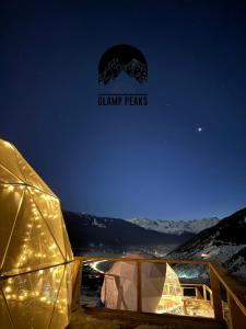 Nespecifikovaný výhled na hory nebo výhled na hory při pohledu z luxury tent