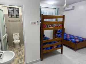 マリンディにあるSun Park Malindi - Back Villa - Black Pearlのバスルーム(二段ベッド1組、トイレ、シンク付) +16枚の写真