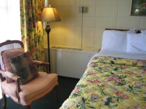 Llit o llits en una habitació de Cutty Sark Efficiencies and Historic Cottage's