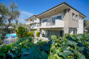 a house with a garden and a swimming pool at Luxury Villa Fotini in Limenas