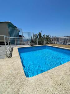 ein blauer Pool auf einem Gebäude in der Unterkunft Depto Estudio con hermosa vista al mar in Valparaíso