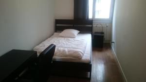 Rúm í herbergi á Chambre privée dans un appartement en colocation à Grenoble A3C6