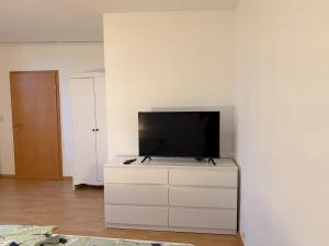 カッペル・グラーフェンハウゼンにあるLa casitaの薄型テレビ(白いドレッサーの上に座る) +9枚の写真