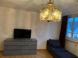 カッペル・グラーフェンハウゼンにあるLa casitaのソファとシャンデリアのあるリビングルーム