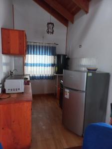 库拉考廷Centro turístico malalcahuello ltda的配有冰箱和台面的厨房 更多15张照片