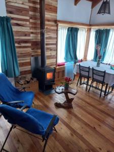 库拉考廷Centro turístico malalcahuello ltda的带桌子和壁炉的客厅