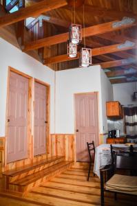 库拉考廷Centro turístico malalcahuello ltda的配有桌椅的客房内的2扇门