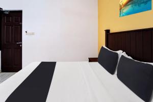Super Collection O Calvathy Road Near Fort Kochi客房内的一张或多张床位