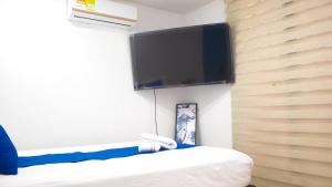 ein Schlafzimmer mit einem Flachbildfernseher an der Wand in der Unterkunft Cabaña Mary Mar en Isla in Cartagena in Isla de Tierra Bomba