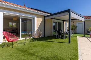 Κήπος έξω από το Casa Fernandes avec piscine couverte