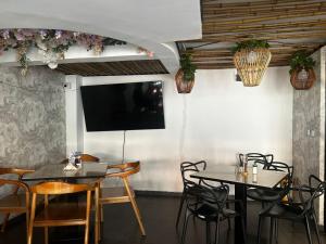 TV a/nebo společenská místnost v ubytování TORRE EJECUTIVA hotel + 14 fotografií